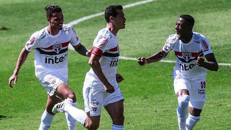 São Paulo enfrentou o Corinthians em clássico pelo Brasileiro no horário das 11h