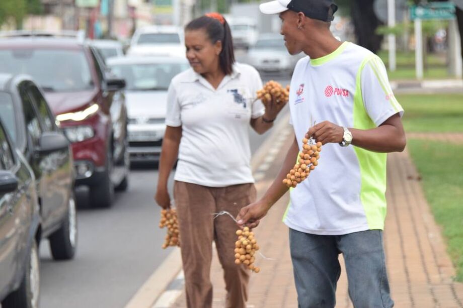 Venezuelanos vendem frutas nas ruas de Boa Vista