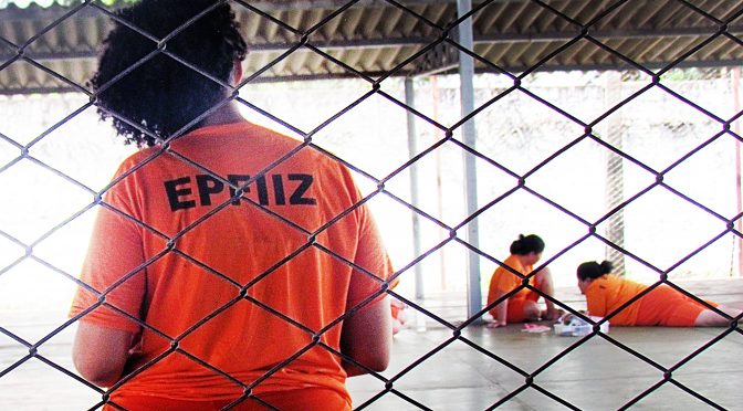 A prorrogação da suspensão é uma forma de garantir maior proteção não só aos internos e servidores, como também aos familiares dos detentos e à sociedade como um todo