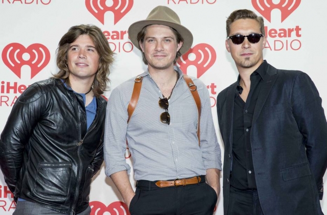 Taylor Hanson (centro), da banda Hanson, anunciou que será pai pela sétima vez
