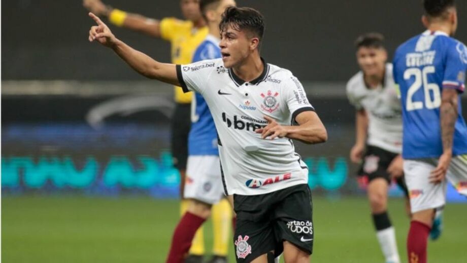 O Corinthians estava cheio de desfalques, e o técnico interino Dyego Coelho surpreendeu na escalação