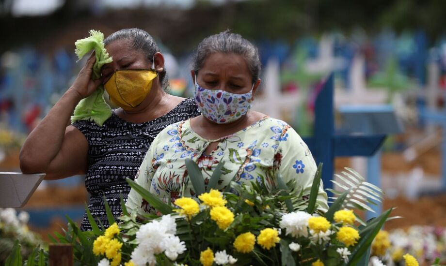 O Brasil registrou 829 novas mortes por covid-19 nas últimas 24 horas