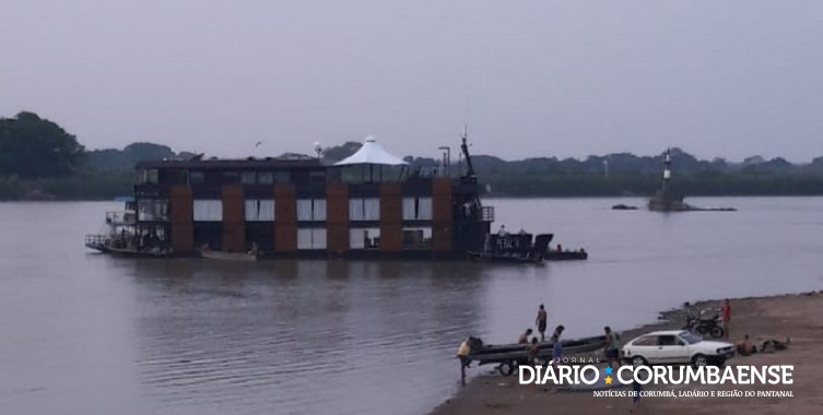 Embarcação de três andares ficou encalhada próximo a prainha do Porto Geral