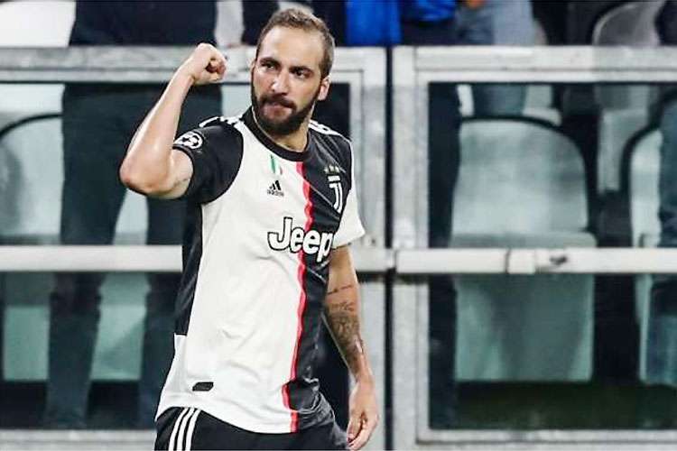Atualmente com 32 anos de idade, Higuaín chegou à Juventus em 2016, após grande passagem pelo Napoli.