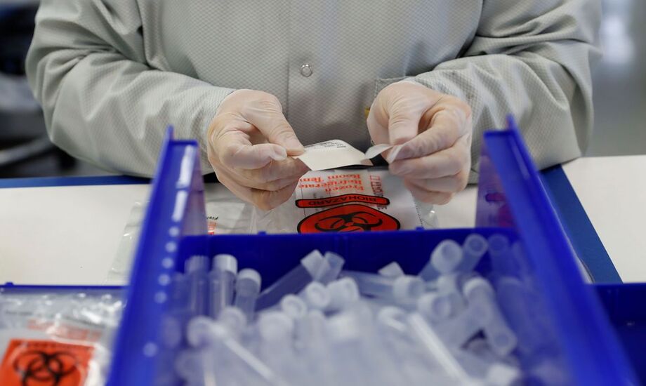 Mundo chega a 30 milhões de casos de covid-19 e países retomam 'lockdowns'