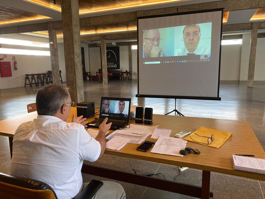 O presidente do Sindicato Rural de Campo Grande, Rochedo e Corguinho (SRCG), Alessandro Coelho, em reunião com o membro do Ministério da Agricultura, Pecuária e Abastecimento (Mapa), adido de Singapura, Leandro Santos Antunes