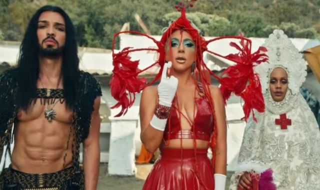 Lady Gaga no clipe da música '911'