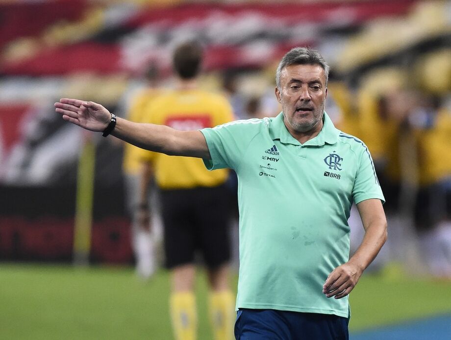 A diretoria do Flamengo resolveu não fazer caça às bruxas no clube, peitou os críticos e mostrou respaldo ao técnico Domènec Torrent