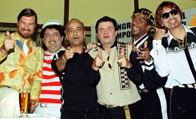Beto Silva, Bussunda, Cláudio Manoel, Marcelo Madureira, Helio de la Peña e Hubert em gravação do 'Casseta e Planeta: Urgente' no ano 2000.