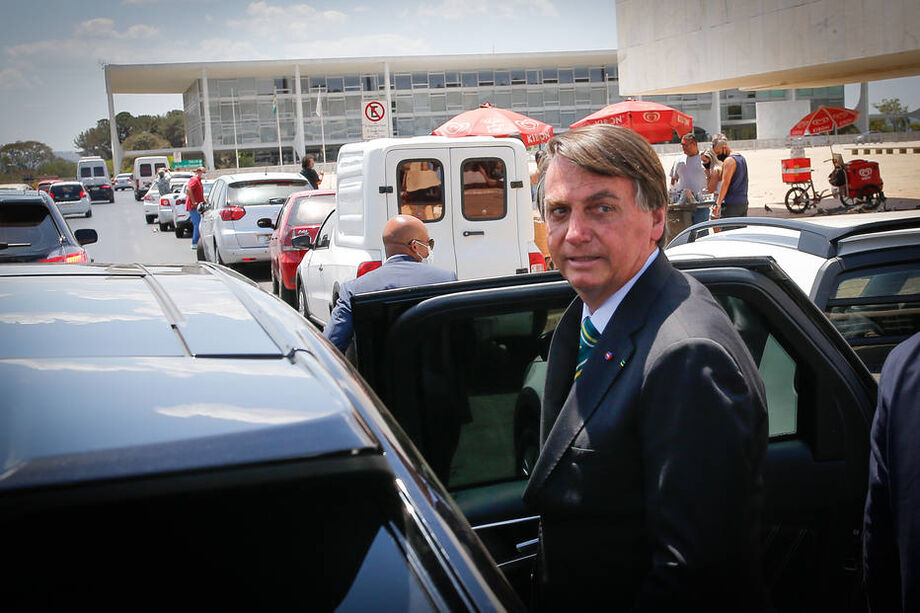 Bolsonaro embarca em carro oficial ao sair da praça dos Três Poderes