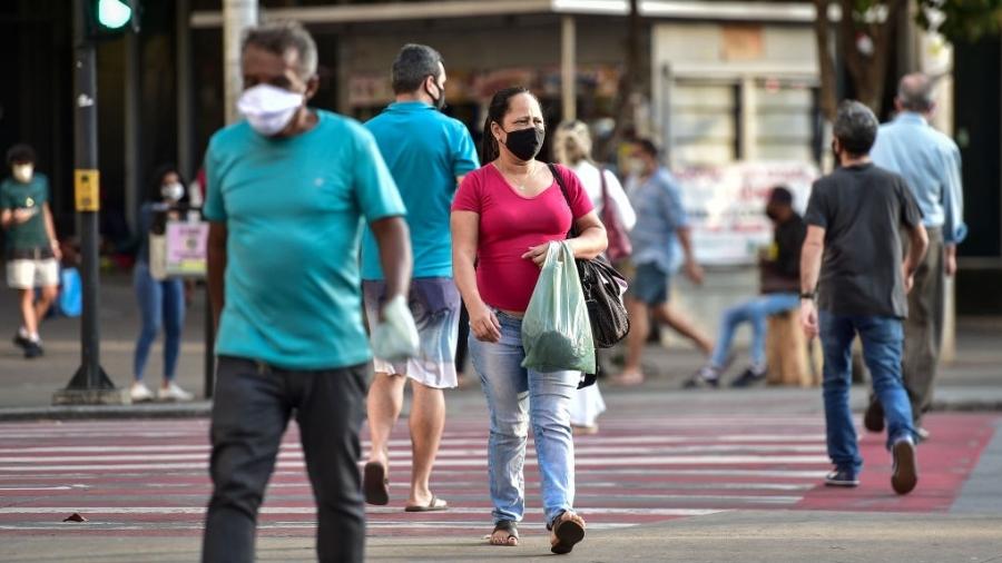 Desde o início da pandemia, 4.528.240 pessoas receberam teste positivo para o novo coronavírus no Brasil