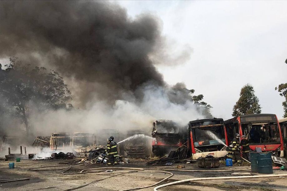 Mais de 40 ônibus foram atingidos por um incêndio, na tarde deste sábado (19), em um pátio de veículos na zona leste da capital paulista. Não havia informações sobre vítimas e as causas das chamas até a publicação desta reportagem
