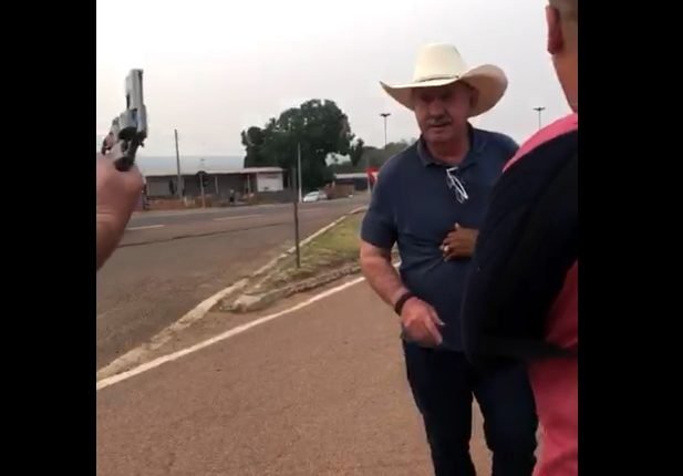 Uma briga entre o prefeito Mário Kruger (PSC) e populares na tarde deste sábado (19) em Rio Verde de Mato Grosso, cidade a 203 quilômetros de Campo Grande, terminou em confusão com ameaças, xingamentos, arma e latas de cerveja na mão.