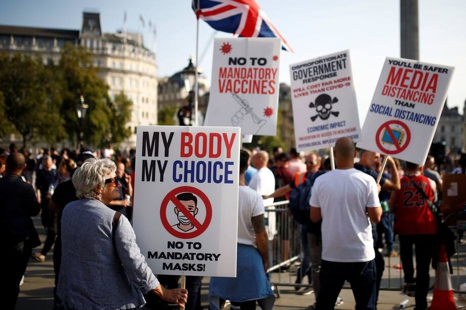 Manifestantes se reúnem na Praça Trafalgar para protestar contra o bloqueio imposto pelo governo
