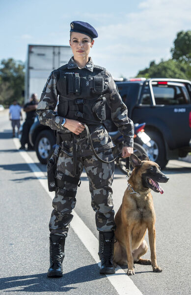 Paolla também dividia cenas com o cão policial Iron, fiel parceiro de Jeiza