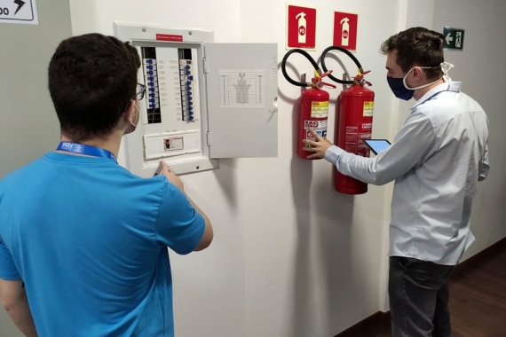 No projeto é fornecido uma avaliação da edificação, seguida de um dimensionamento das medidas de segurança de acordo com as normas técnicas do Corpo de Bombeiros.