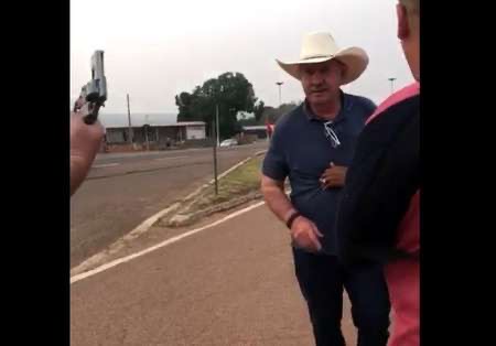 O prefeito Mário Kruger aparece exaltado no vídeo
