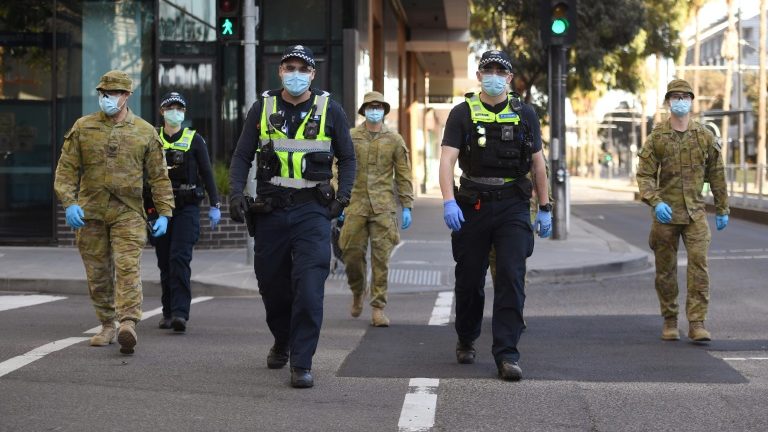 Caso a média de novos casos em 14 dias se mantenha abaixo de 50, as restrições de bloqueio em Melbourne devem ser atenuadas