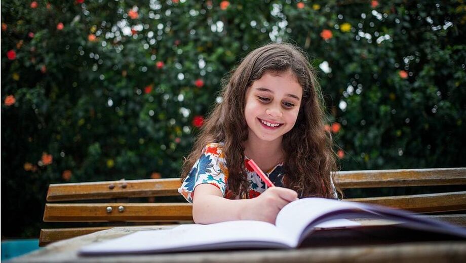 Brincadeiras, um gatinho novo, celular e agora um livro que ensina a desenhar ajudam no equilíbrio da rotina de Manoela Sampaio Graziano de Oliveira