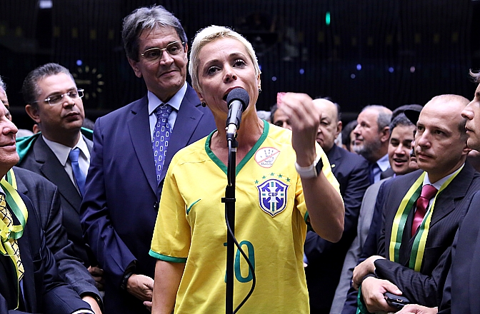 Roberto Jefferson (ao fundo) e a filha Cristiane Brasil