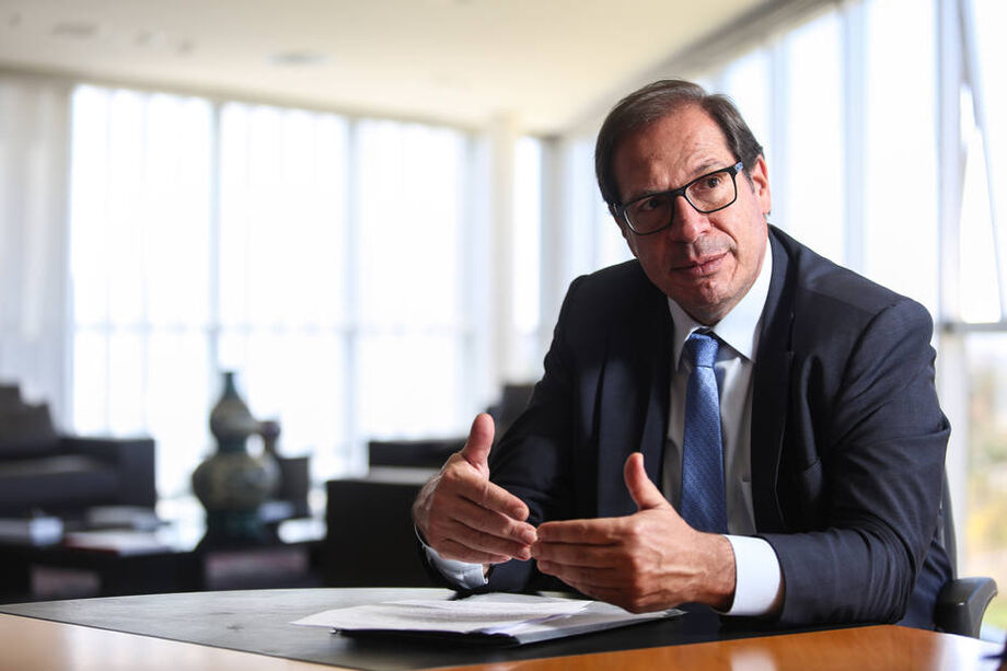 O ministro do Tribunal Superior Eleitoral (TSE), Luis Felipe Salomão, em seu gabinete