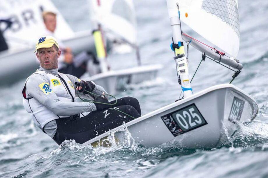 O brasileiro venceu a última regata do dia, terminando com 12 pontos perdidos