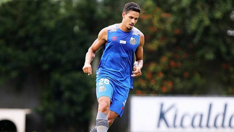 Lucas Veríssimo aprova desempenho recente da defesa do Santos