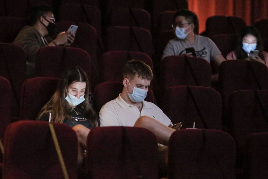 No município do Rio, cinemas devem respeitar 50% da capacidade do local e está proibida a comercialização de comida e bebida