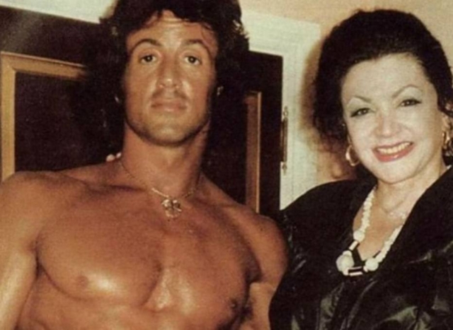 ylvester Stallone ao lado de sua mãe, Jackie, em foto da década de 1980