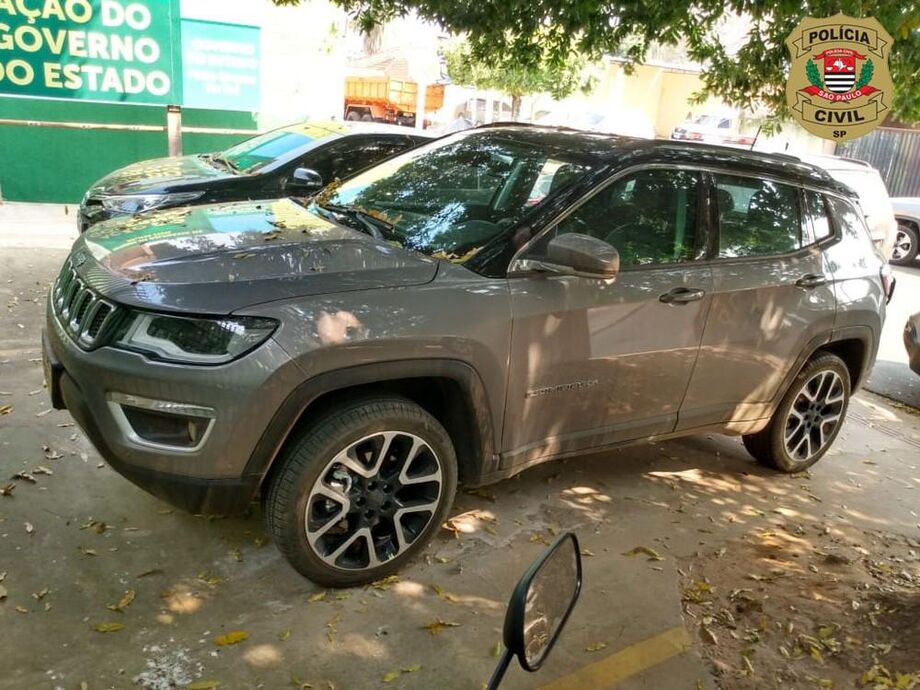 A investigação apontou que o grupo criminoso subtraía automóveis que ainda estavam em concessionárias, os quais tinham suas placas trocadas e, posteriormente, eram revendidos na Bolívia