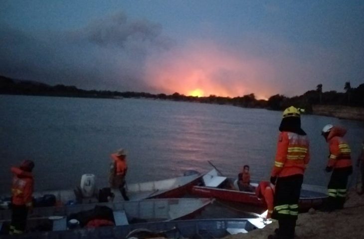 Os bombeiros – seis do Paraná e de Mato Grosso do Sul - percorreram de barco mais de 200 quilômetros, a partir de Corumbá, para chegar à área atingida pelo fogo