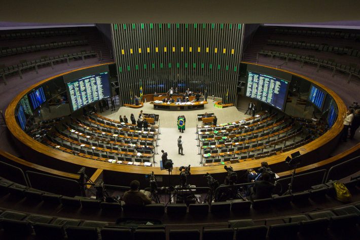 O projeto concede auxílio emergencial de três parcelas mensais de R$ 600