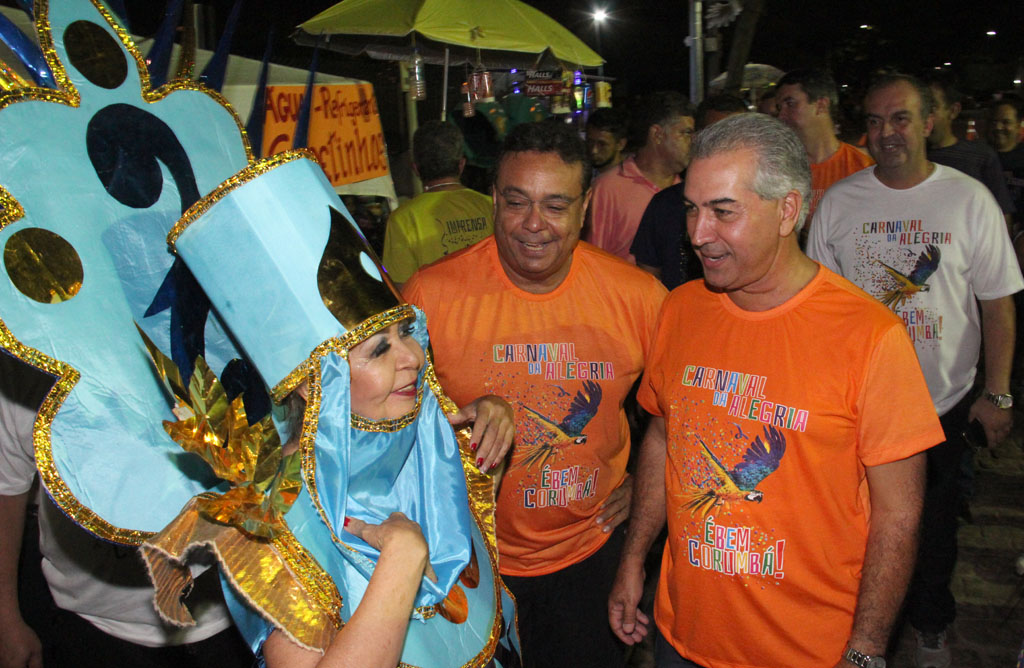 Ao lado do prefeito Ruiter Cunha, governado visitou a concentração da A Pesada, primeira escola de samba a desfilar segunda-feira. 
