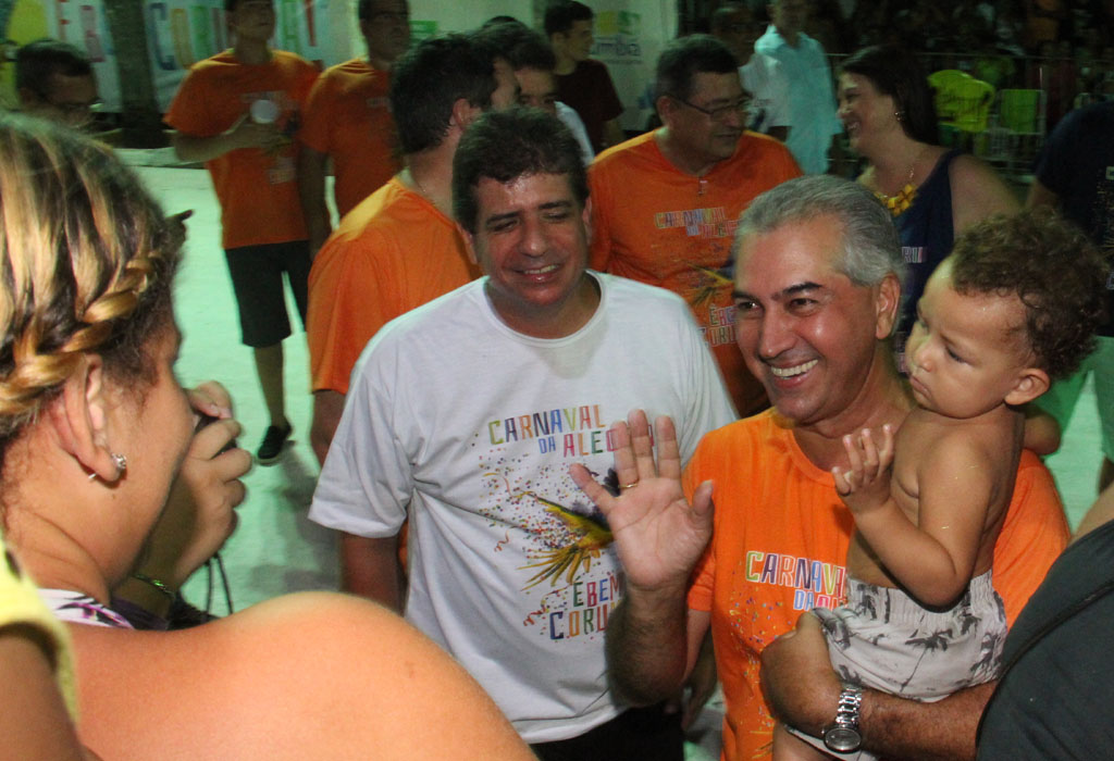 “O corumbaense nos contagia até na recepção calorosa que tivemos”, disse o governador, depois de percorrer o circuito do carnaval e conversar com as pessoas. 