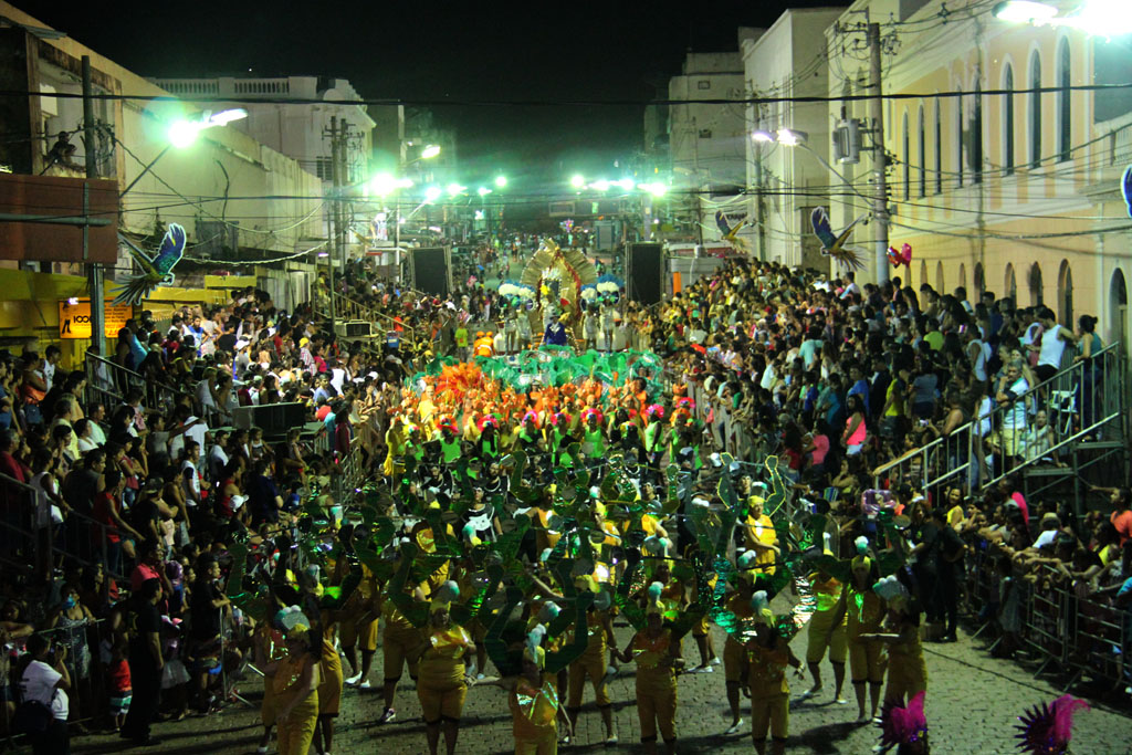 Público superior a 20 mil pessoas lotou o circuito do carnaval, que agrega a beleza da arquitetura secular da cidade e, ao fundo, o Pantanal.