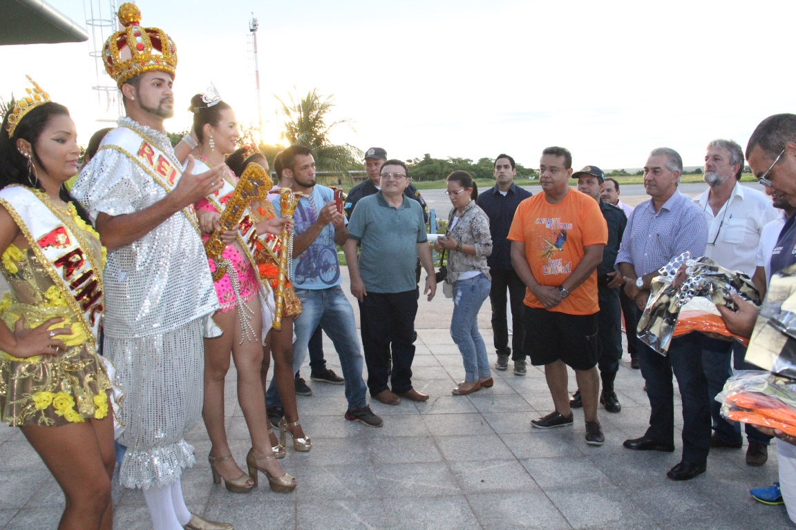 Corte de Momo deseja um bom carnaval do governador, que está ao lado do prefeito Ruiter Cunha e lideranças locais. Foto: Chico Ribeiro