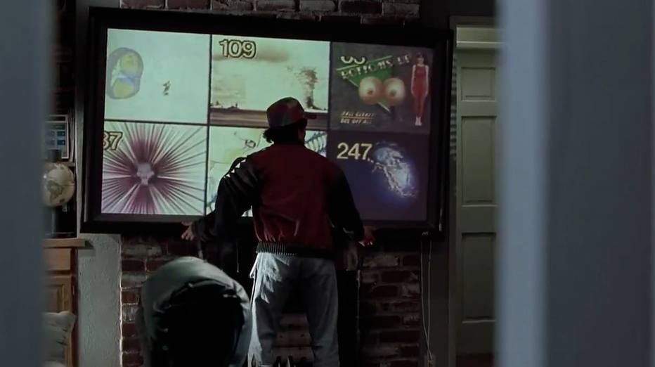 As TVs de tela plana já são uma realidade para muitas pessoas há algum tempo - no filme, elas também eram comuns.