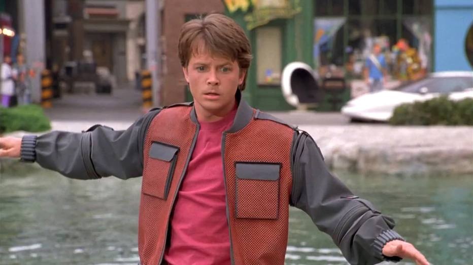 nunca quis ter a jaqueta com secador interno usada por Marty McFly? Embora alguns pioneiros já estejam encaixando eletrônicos nos tecidos das roupas, a ficção está longe da realidade. 
