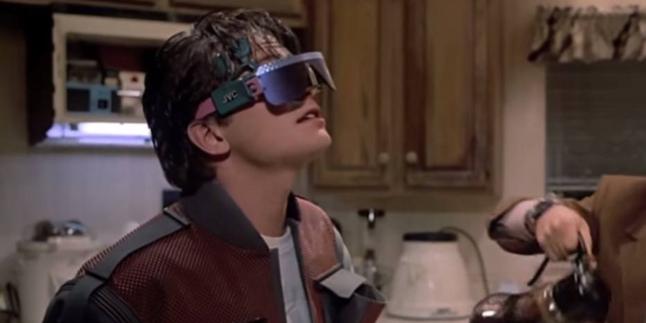 O Google Glass chegou em meio a uma série de desconfianças, mas uma de suas funções é justamente a de fazer ligações, uma das utilidades dos óculos retratados na série. Outros óculos de realidade virtual também já são realidade