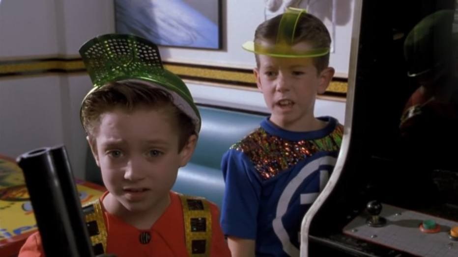 PREVISÕES QUE DERAM CERTO: No filme, um pequeno Elijah Wood (bem antes de viver o Frodo de Senhor dos Anéis) utiliza video games controlados por pensamento - tecnologias como o Kinect, do Xbox, consegue capturar movimentos do jogador sem o uso de qualquer controle. O Playstation 5 vem aí, e quem sabe o que ele trará nesse sentido?