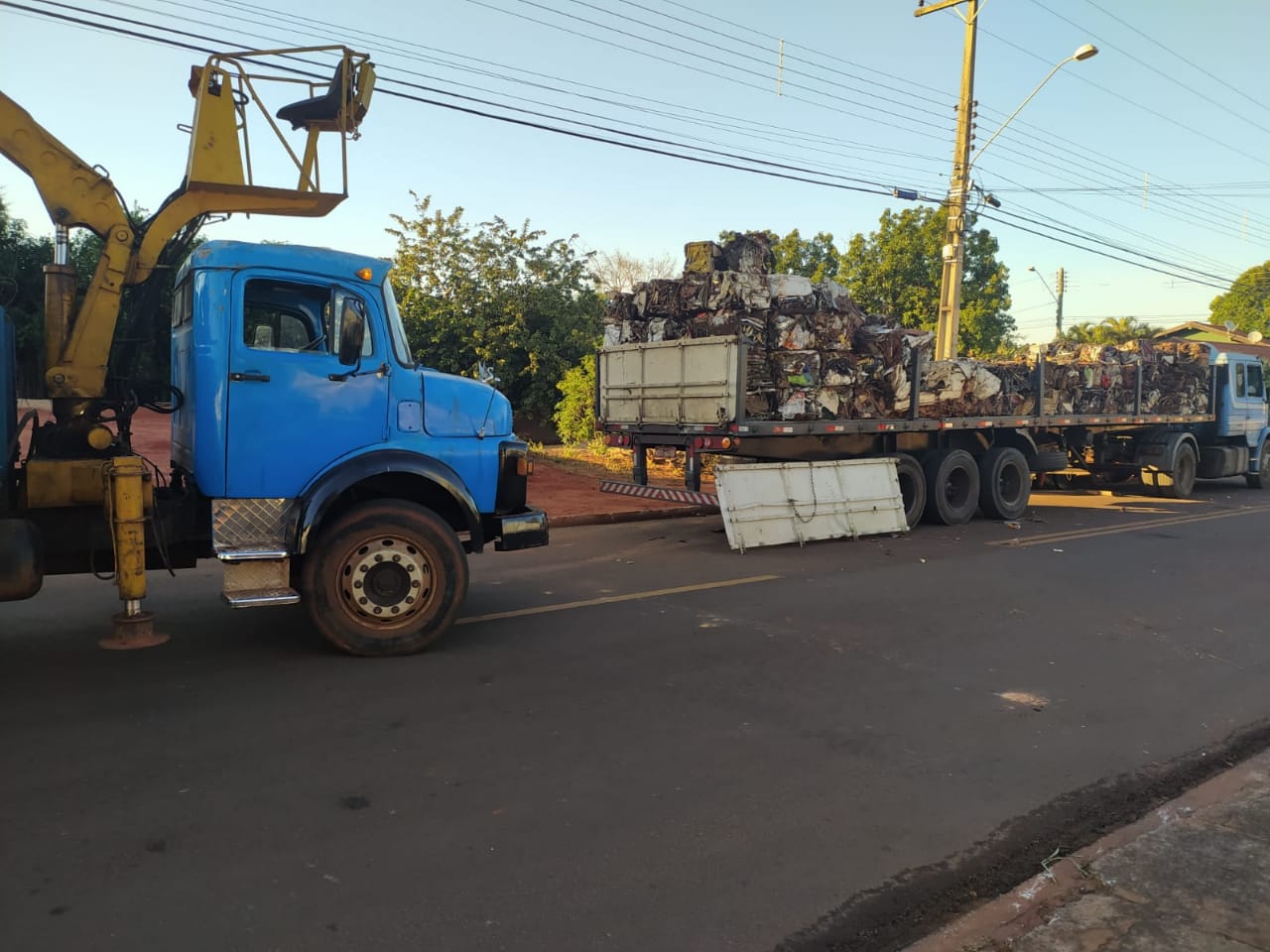 Duraante vistoria na cabine da carreta Scania T113 placas de Viana/ES foram localizados vários tabletes de maconha que estavam escondidos debaixo da cama.