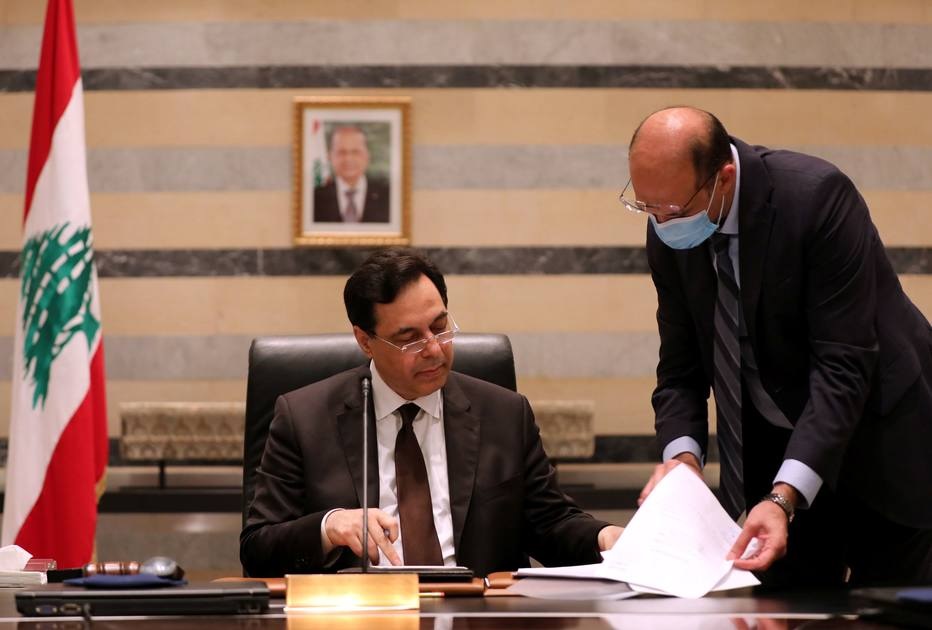  ministro da saúde do Líbano (em pé) conversa com o primeiro-ministro Hassan Diab 
