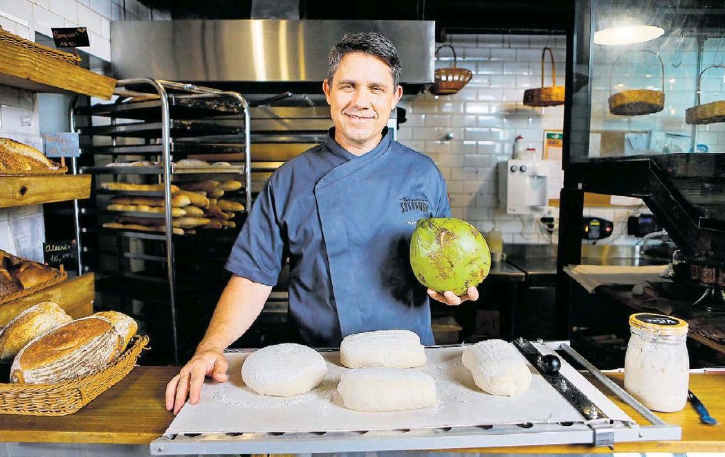  Padeiro Johannes Roos testa massa com água de coco: 'Em vez de dividir o pão, vamos dividir fermentação natural para que as pessoas possam fazer pão'