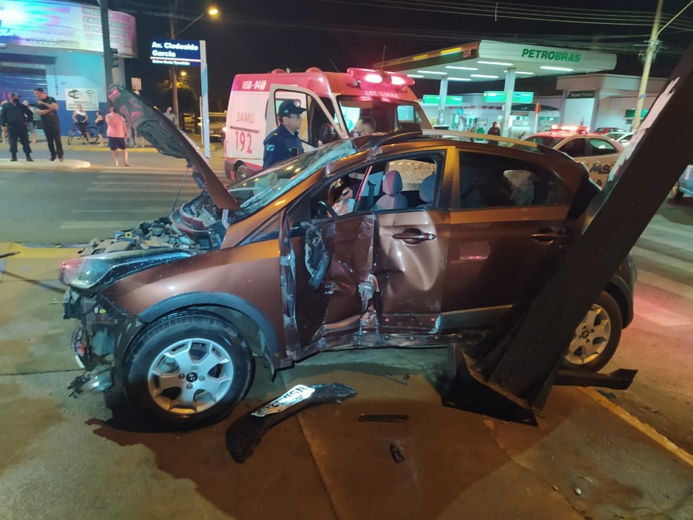 Acidente aconteceu na noite de segunda-feira (03), em Três Lagoas (MS). Profissional do Samu teve lesões leves.