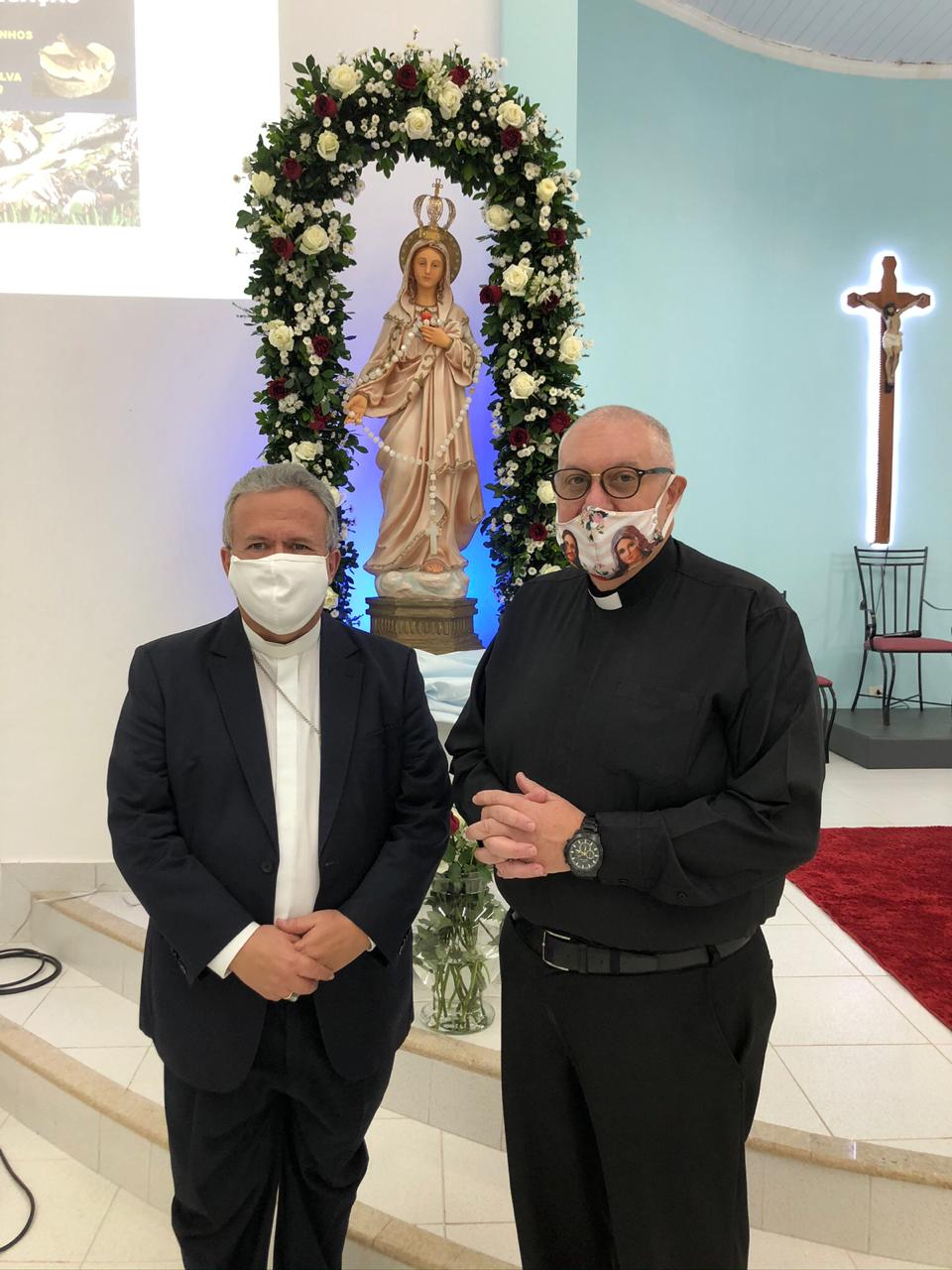 O arcebispo de Campo Grande, Dom Dimas e o padre da comunidade, Carlos Alberto