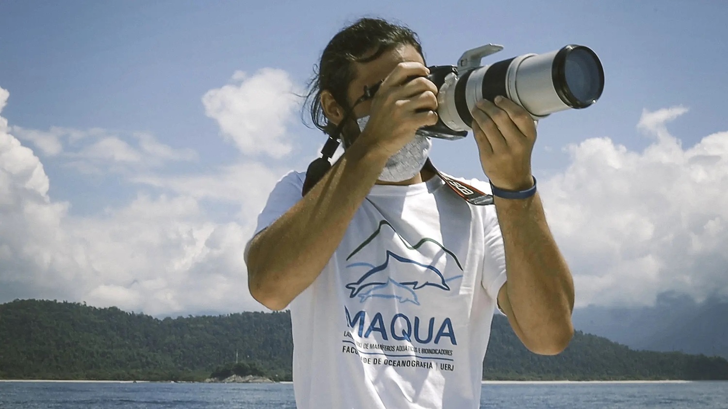 O biólogo Rafael de Carvalho, da Uerj, faz os primeiros registros de toninhas na região de Paraty
