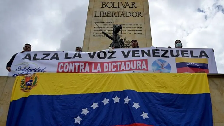 Cidadãos venezuelanos que vivem em Bogotá protestam contra eleições em seu país  