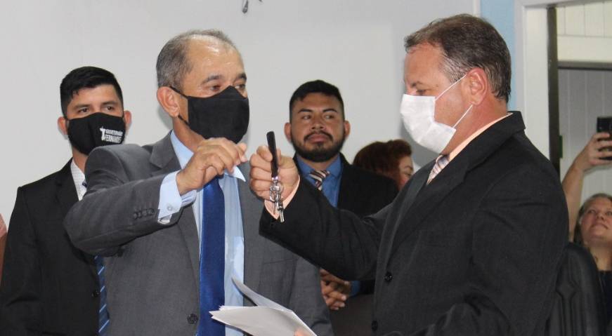 Momento que o presidente da Câmara e prefeito interino em Paranhos, Donizete Viaro, (d) recebia as chaves da prefeitura do então prefeito, Dirceu Betoni