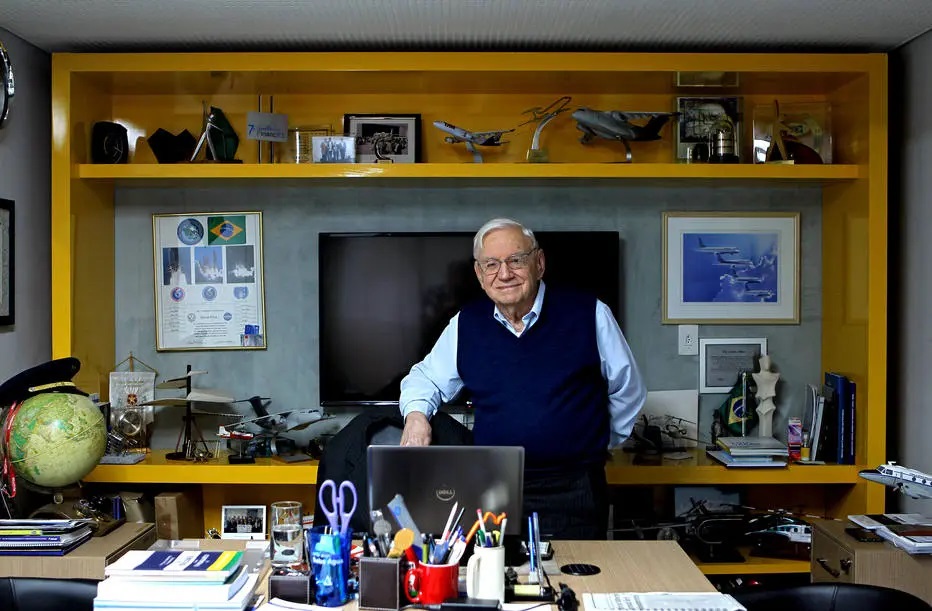 Ozires recebeu medalha que também já foi concedida a fundador da Boeing