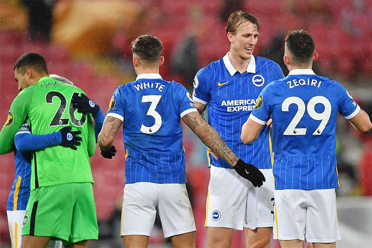 Goleiro Robert Sanchez comemora o triunfo do Brighton com os companheiros